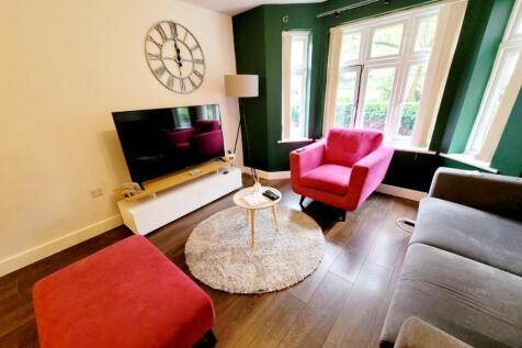 ** Zero Deposit Guarantee Available **
Available August. Modern two bedroom fully furnished ground floor apartment, situated in a purpose build apartment block, on a lovely homely estate close to Manc