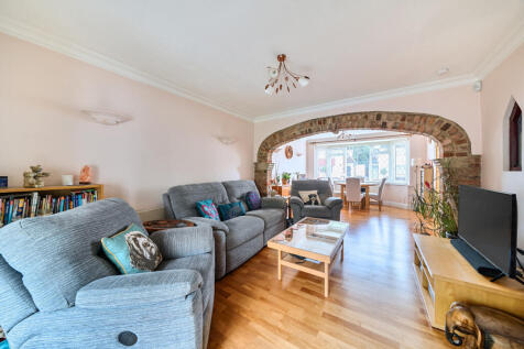 1348903-3-68b974c...