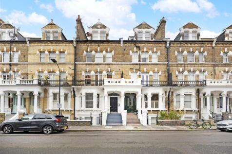 A bright and well-presented, first floor studio apartment on one of West Kensington`s most desirable roads. The property benefits from a mezzanine sleeping area, modern fully equipped kitchenette and