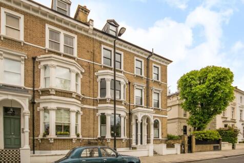 ZERO DEPOSIT AVAILABLE. LONG LET. Set within a beautiful period conversion in the heart of Maida Vale, this stunning three bedroom flat offers modern interiors throughout.