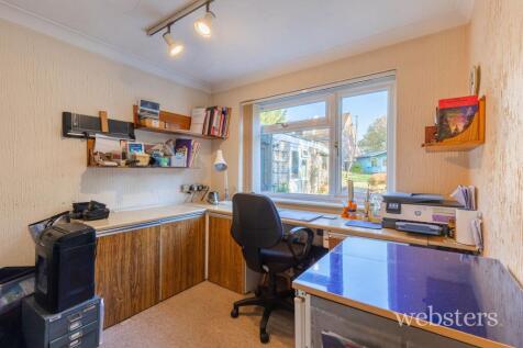 Study / Fifth Bedroom