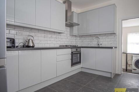 **Shared House** In This Recently Decorated & Refurbished Property. The Shared Kitchen has Just Been Fitted with a laundry room next to it. Communal The lounge contains high-quality furniture and a wa