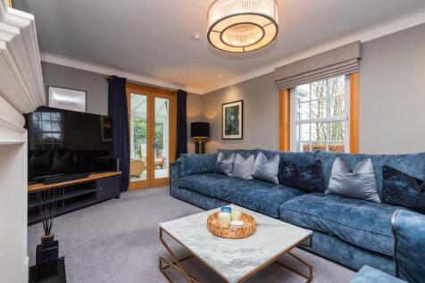 4 bed, 3 bath Detached in Glasgow - Photo 9