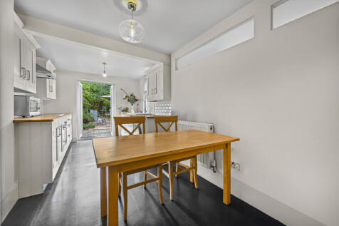 3 bed, 2 bath Terraced in London - Photo 6