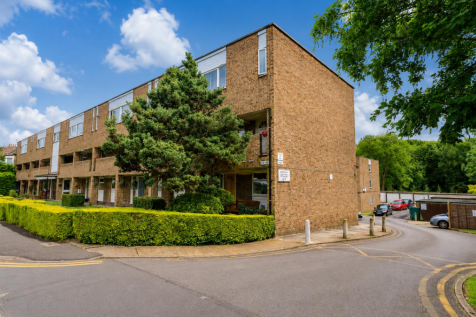 Nestled in the desirable Ingrebourne Court on Chingford Avenue, this charming house is an excellent opportunity for those seeking a comfortable and convenient living space in London. Available for ren