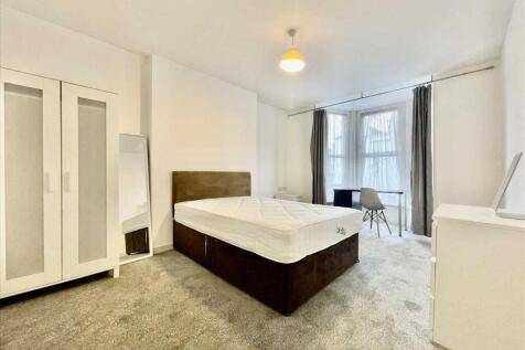 5 Bedroom House in PL4 7DH