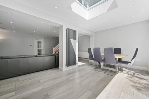 Immaculately Presented Modern 4 Bedroom terraced