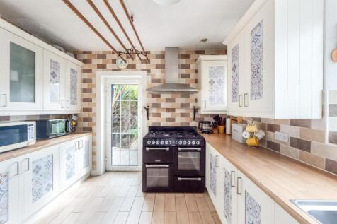 5 bed, 3 bath Detached in Cardiff - Photo 8