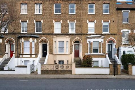 Alex Crown are pleased to present this furnished double room available within a 3-bedroom Victorian conversion flat, ideally located in Finsbury Park, N4. Please note, this is a room to rent within a