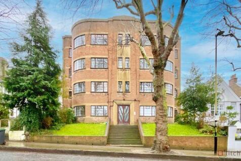A well presented one bedroom ground floor apartment within an elegant and well maintained Art-Deco purpose-built block. Very conveniently located close to all the amenities of Highgate Village, tube (