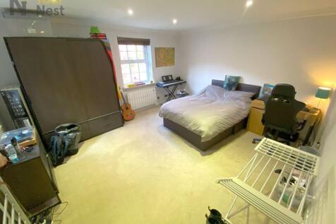 Professional or student tenants we have the pleasure of presenting this AMAZING three bedroom three en-suite property based in the most sought after and leafy area of Headingley. This listed property
