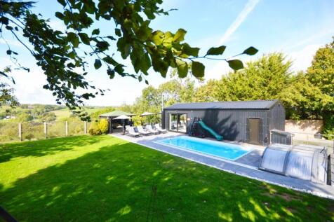 Pool/Bar/Entertainmnet