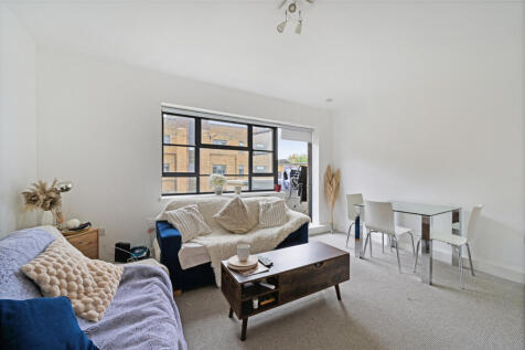 A good size two double bedroom apartment | located perfectly for Borough and Southwark Underground Stations.