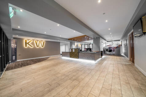 Avery Residential are proud to offer for rent this furnished, ground floor, luxury one bedroom apartment at St Georges Urban Village. The development is situated in the heart of Birmingham´s Jewellery