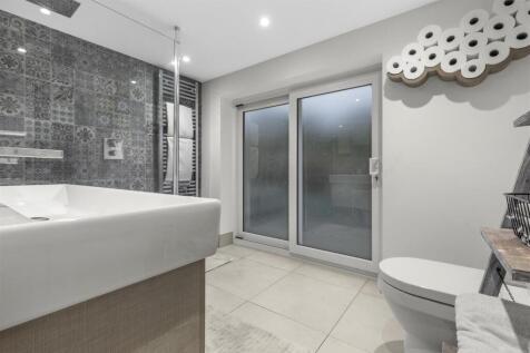 7 Guinions Rd, HP13 7NT-3.jpg