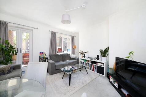 This first floor three bedroom flat offers generous proportions for professional sharers. It boasts a modern kitchen and bathroom, a small balcony and is just a short distance away from the green spac