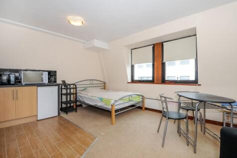 A purpose built top floor (third) studio apartment situated within a short walk of Chancery Lane (Central Line) and Farringdon (Circle, Hammersmith & City, Metropolitan and National Rail). The propert