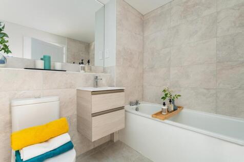 Contemporary main bathroom