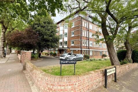 We are proud to offer this delightful 2 bedroom, 1 bathroom flat in a great location. Available to move in from 03 August 2026, this property benefits from garden access. Property is offered furnished