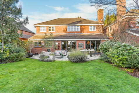 An impressive and beautifully presented detached family home set in one of the area’s most desirable locations. Enjoying a generous block-paved driveway, integral garage and landscaped south-facing ga