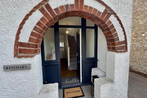 ENTRANCE PORCH