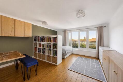 A stylish third floor studio apartment located in an exclusive residential development overlooking the Thames, enjoying the best Docklands has to offer, from riverside walkways, nature walks, bike pat