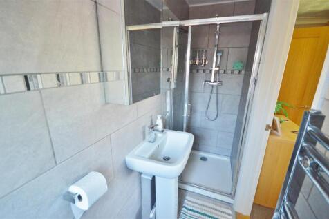 EN-SUITE SHOWER ROOM