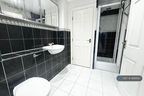 En Suite Main Bedroom