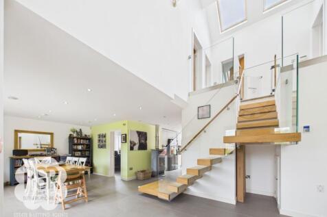 Beautiful Vaulted Entrance Foyer