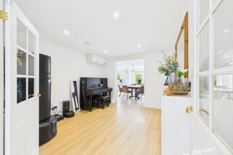 CAM03218G0-PR0634-STILL022