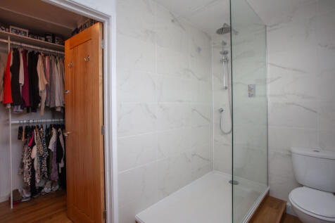 Ensuite to bedroom 1