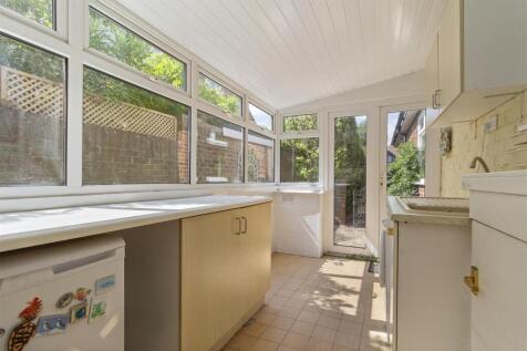 15 Foamcourt Waye_010.JPG