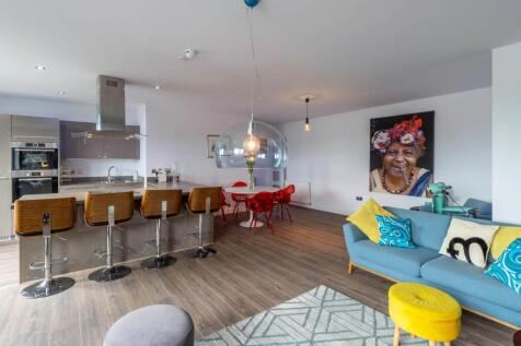 This beautiful 3 bedroom penthouse with parking situated in the desirable Gun Quarter is now available, offering a fantastic opportunity to rent a large property in a fantastic location just 5 minutes