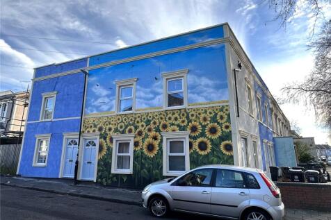 A first floor flat in a highly sought after location, conveniently situated, overlooking Mina Road park and on the doorstep of shops and eateries. The flat has been re-decorated and comes with new fit