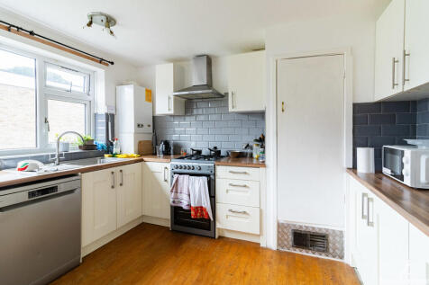 A superb two bedroom, first floor apartment in the intimate Malmesbury Park development in the heart of Calthorpe Estate. The property boasts well presented kitchen, large separate living room, modern