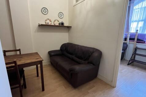 A practical two-bedroom apartment in Manchester City Centre, offering a characterful layout, essential furnishings and excellent access to local transport, shops and amenities.