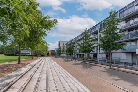 A beautifully presented one-bedroom apartment set on the third floor of the sought-after Hudson Apartments in New River Village, N8