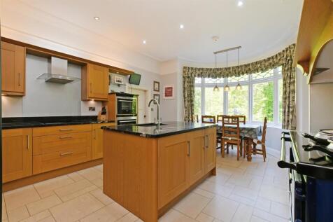 8 bed, 5 bath Detached in Sheffield - Photo 6