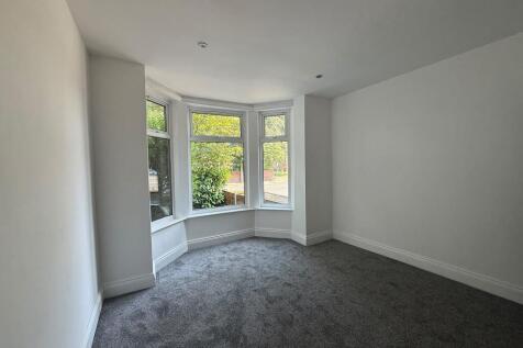 FANTASTIC 2-BEDROOM GROUND FLOOR FLAT Offered at £950 pcm on Liverpool Road, Eccles. Moments from Eccles town centre, supermarkets, green spaces & transport links. Available NOW! 💫