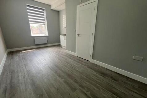COUNCIL TAX AND WATER INCLUDED! Selection of brand new studios with en-suite shower room and shared kitchen, available immediately, within 11 minutes walk distance to Barons Ct underground station