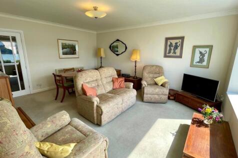 OPEN PLAN LOUNGE/DINING ROOM