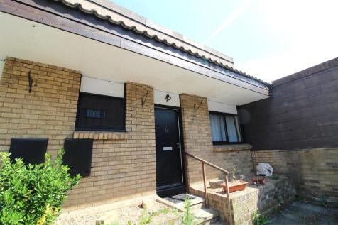 Two bedroom apartment in the sought after location of Woodlesford, close to all amenities and with great transport links. Comprising; Open plan lounge/kitchen, one double bedroom with built in cupboar