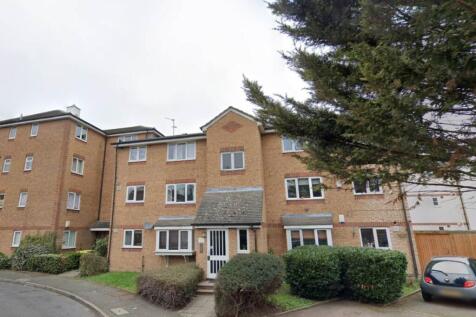 Lifestyle Property is proud to offer this fantastic One Bedroom Studio flat located in Greenacre Gardens, E17. This apartment has recently gone through a full refurbishment. The property consists of a