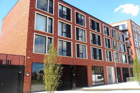 Martin & Co are proud to present this spacious one bedroom property at the Vimto Gardens complex. Located on Chapel Street just a short walk to the heart of the city centre and Salford Uni. Offering t