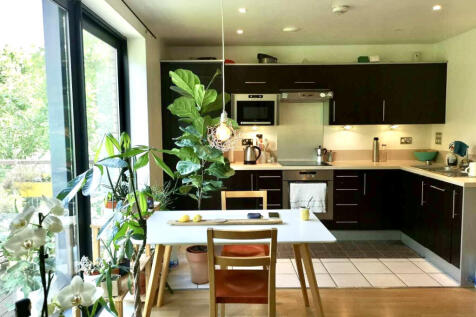2Badroms 2Bathrooms / 24-hour concierge service / Including 1 parking space / 5-minute walk to 4 tube stations / Two balconies / One ensuite bedroom