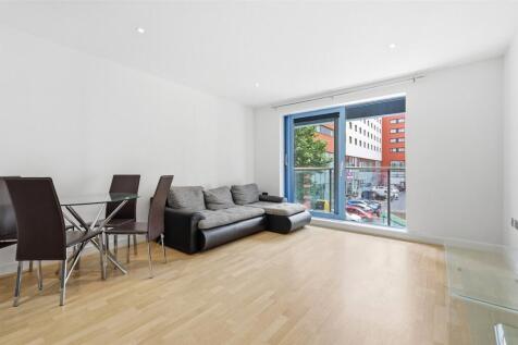 Stylish 1-Bedroom Flat with Underground Parking, Gym & Concierge | Royal Victoria Docks