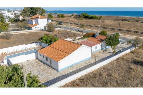 2 Villas + Warehouse with an area of 1831m² in Meia Praia, Lagos