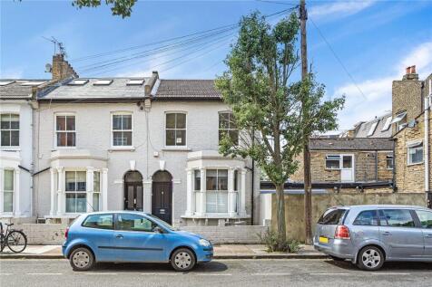 A delightful 1 bedroom first floor flat which has been recently decorated throughout. The property is perfect for professionals and comprises double bedroom with fitted storage.