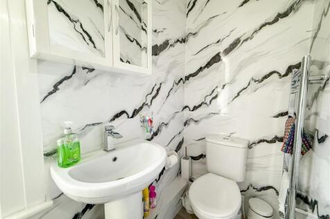 EN-SUITE SHOWER ROOM