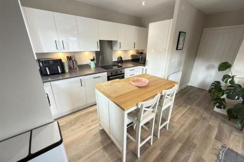 Open Plan Kitchen & Living Area